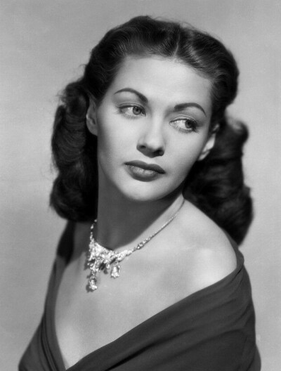 Yvonne De Carlo
伊冯娜·德·卡洛(1922年-2007年)，加拿大裔美籍好莱坞女演员、舞蹈家、歌手。
