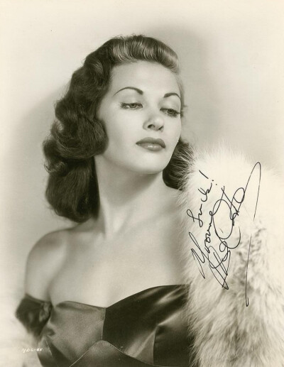 Yvonne De Carlo
伊冯娜·德·卡洛(1922年-2007年)，加拿大裔美籍好莱坞女演员、舞蹈家、歌手。
