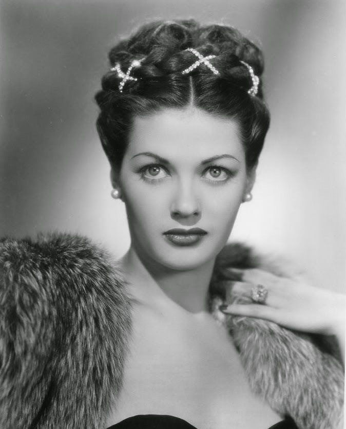 Yvonne De Carlo
伊冯娜·德·卡洛(1922年-2007年)，加拿大裔美籍好莱坞女演员、舞蹈家、歌手。
