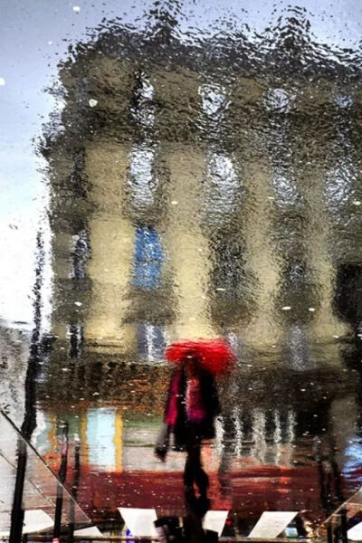 Christophe Jacrot十分擅长捕捉恶劣天气下的城市人文景观。在雨水来临之际，人们行色匆匆，冒着雨，亦或擎着伞躲避着，而Christophe Jacrot将这些人们为了躲雨而忽视掉的景色用镜头记录了下来。