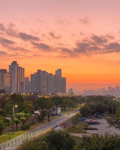 日落下的城市.
日头落下西山，却余有浓艳的晚霞铺卷在天地之间，似一副长长的织锦画。霞光中的人儿也是画上的，明媚皓齿，暖黄色地上的影子中间隔着浅浅的暧昧。