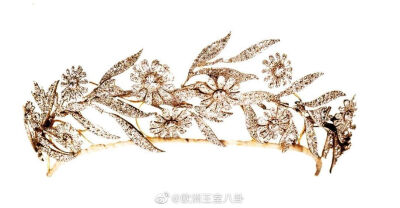 英国罗斯伯里伯爵的家族王冠，约制作于19世纪，这家子的第五代伯爵阿奇博尔德是英国首相，老婆汉娜是罗斯柴尔德的女继承人。第七代伯爵的老婆55年结婚时戴着，近年伯爵继承人哈里的前妻卡洛琳和姐妹爱玛都戴过，顺带…