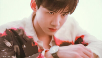 白敬亭
cr•亭好吃的