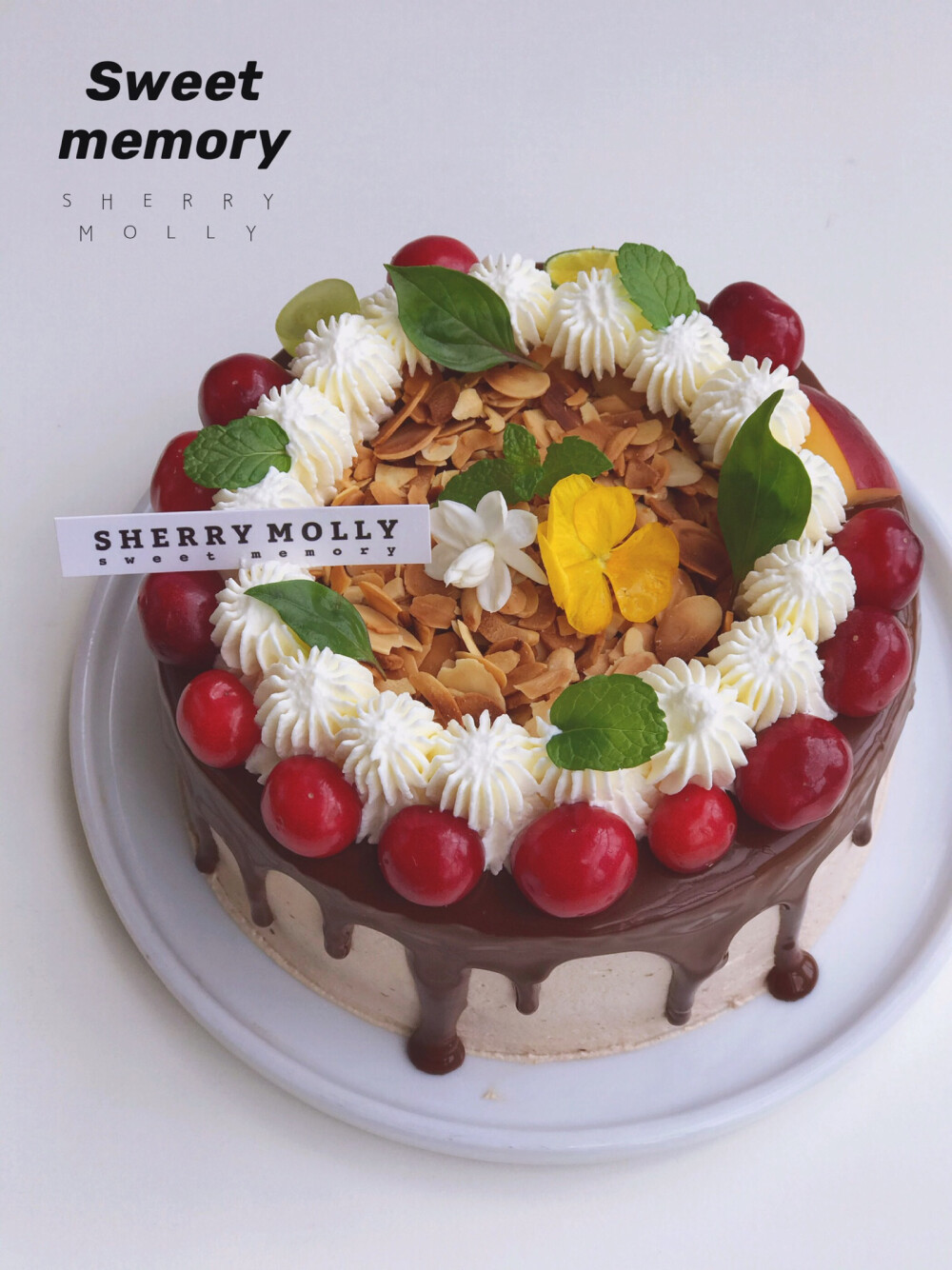 #SHERRY Molly家の下午茶#—『巧克力cake』给一个超爱吃甜点又全能的女孩子吃的cake时间精力心思都用上了～养了五年的茉莉花 摘一朵装饰 因为女孩字叫Molly呀 /一朵黄色小花点缀 因为她说另一个女孩子是她的小太阳呢 /最后摘了一朵薄荷叶收尾 因为三年前 她们拥有了一只超可爱暖心傻乎乎会偷吃薄荷叶的小狗子呀～她们的遇见就是很神奇和幸福的安排呀拥有着彼此在舒服的土壤里抱团成长着