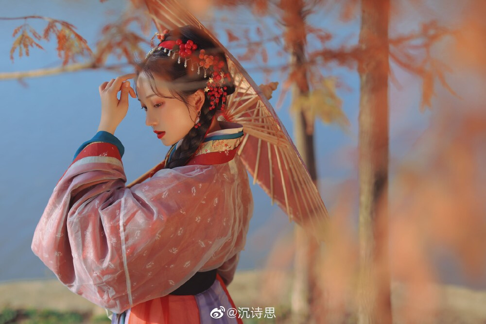 始安秋日
摄影/后期/妆造:@沉诗思
出镜:@秋哒哒--
服装:@司南阁汉服
#柳州约拍##广西约拍##古风# ​​​