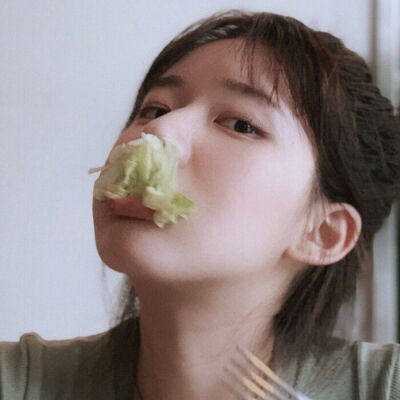 女生头像 拿图点赞