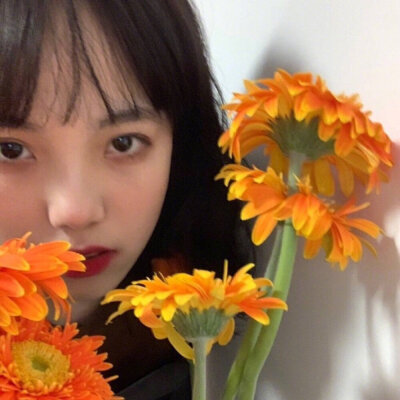 女生头像 拿图点赞