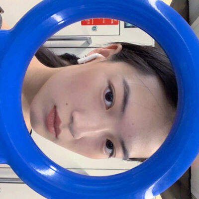 女生头像 拿图点赞