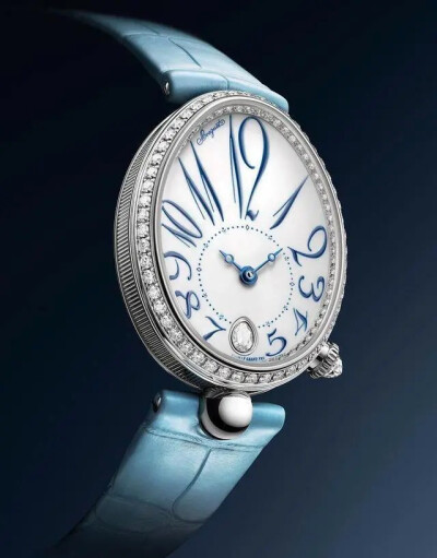 宝玑（BREGUET）2020那不勒斯王后系列8918腕表
表壳尺寸36.5*28.45毫米/厚度10.05毫米/防水30米/白金表壳带有钱币饰纹/大明火珐琅表盘/表盘上有宝玑签名/蓝色鳄鱼皮带
仔细观察表圈，你会发现它的内外侧都有钻石的…