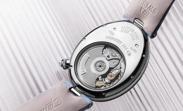 宝玑（BREGUET）2020那不勒斯王后系列8918腕表（表底）
表壳尺寸36.5*28.45毫米/厚度10.05毫米/防水30米/白金表壳带有钱币饰纹/大明火珐琅表盘/表盘上有宝玑签名/蓝色鳄鱼皮带
仔细观察表圈，你会发现它的内外侧都有钻石的镶嵌，177颗钻石共计0.99克拉，除此以外，表盘6点钟位置还有一颗梨形切割钻石，表冠还镶有一颗水滴状切割钻石。
那不勒斯王后，宝玑的顶级女表系列，高贵而优雅。若有幸购得新款，宝玑可在获得顾客授权后，将顾客姓名以及镌刻于表背的独立编号登记入自18世纪晚期珍藏至今的宝玑历史档案中。