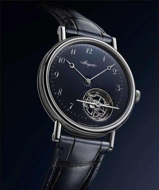 宝玑（BREGUET）经典系列5367超薄自动上链陀飞轮腕表
铂金表壳/直径41毫米/厚度7.45毫米/防水30米
厚度是最后的看点，低于8毫米是超薄腕表，某种程度上来讲，超薄是腕表的一项复杂功能，而带有陀飞轮的腕表要做到这么薄，则更加考验品牌的实力，宝玑做到了，而且游刃有余。