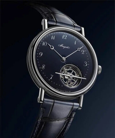 宝玑（BREGUET）经典系列5367超薄自动上链陀飞轮腕表
铂金表壳/直径41毫米/厚度7.45毫米/防水30米
厚度是最后的看点，低于8毫米是超薄腕表，某种程度上来讲，超薄是腕表的一项复杂功能，而带有陀飞轮的腕表要做到…