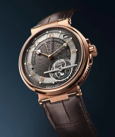 宝玑（BREGUET）航海系列 5887陀飞轮时间等式腕表
18K玫瑰金表壳/钱币纹装饰/直径43.9毫米/厚度11.75毫米/防水深度100米/岩灰色金质表盘，带玑镂刻花图案/镌刻独立编号与宝玑签名/万年历、逆跳日期、动力显示、时间…