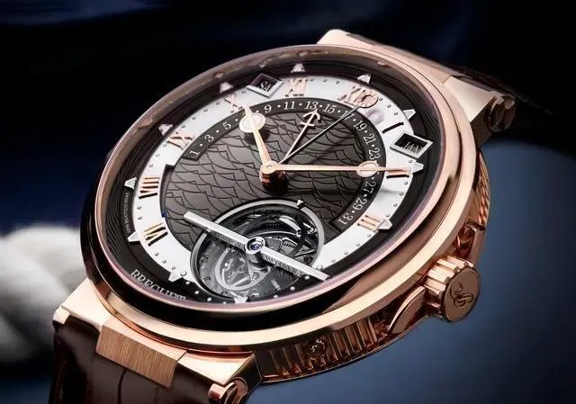 宝玑（BREGUET）航海系列 5887陀飞轮时间等式腕表
18K玫瑰金表壳/钱币纹装饰/直径43.9毫米/厚度11.75毫米/防水深度100米/岩灰色金质表盘，带玑镂刻花图案/镌刻独立编号与宝玑签名/万年历、逆跳日期、动力显示、时间等式
拥有如此复杂的功能，机芯的动力储存依然为80小时。