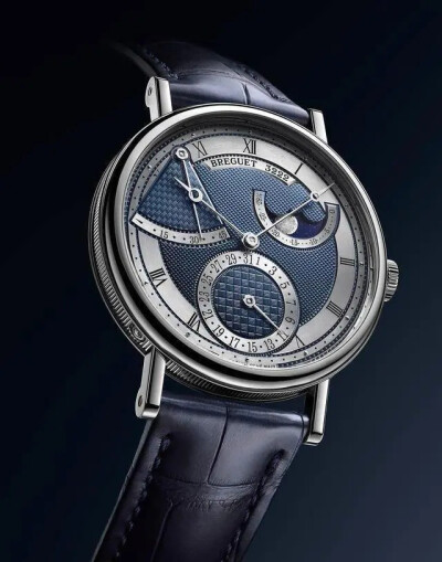 宝玑（BREGUET）2020经典系列7137腕表（18K白金表壳）
以篮织纹标示动力储备显示区域、以棋盘纹呈现日期显示并以巴黎钉纹装饰表盘的主要部分。白色金款的表盘呈宝玑蓝色，玫瑰金款的表盘颜色则由银粉配合软刷打造而…