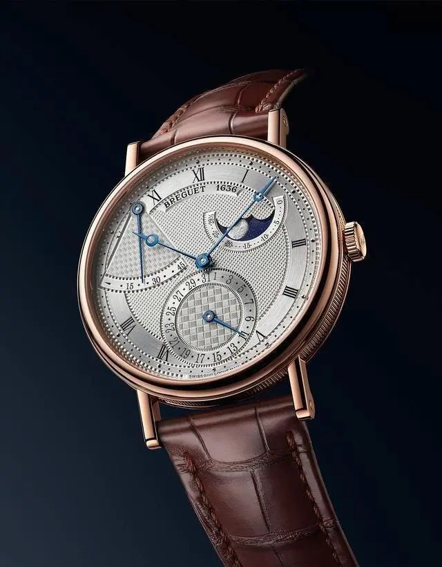 宝玑（BREGUET）2020经典系列7137腕表（玫瑰金表壳）
以篮织纹标示动力储备显示区域、以棋盘纹呈现日期显示并以巴黎钉纹装饰表盘的主要部分。白色金款的表盘呈宝玑蓝色，玫瑰金款的表盘颜色则由银粉配合软刷打造而成。
7137参数：18K白金或玫瑰金表壳，带有钱币纹装饰，圆形焊接式表耳，以螺丝栓固定。直径39毫米，厚度8.65毫米，防水深度30米。
7137新款搭载502.3 QSE1机芯，硅质平游丝，镌刻独立编号与宝玑签名。18K金质摆陀饰有手工玑镂刻花装饰。