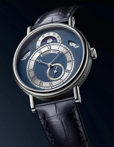 宝玑（BREGUET）2020经典系列7337双历月相款腕表（18K白金表壳）
经典系列7337腕表的表盘以环形排布的大麦纹润饰小时刻度圈边缘，棋盘纹装饰小秒盘，而巴黎钉纹则镌刻于表盘中央。
月相盈亏显示窗的漆面星空中环绕…