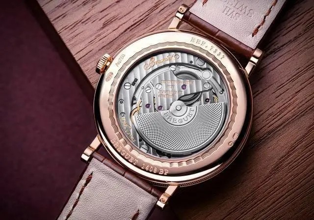 宝玑（BREGUET）2020经典系列7337双历月相款腕表（玫瑰金表壳）（表底）
经典系列7337腕表的表盘以环形排布的大麦纹润饰小时刻度圈边缘，棋盘纹装饰小秒盘，而巴黎钉纹则镌刻于表盘中央。
月相盈亏显示窗的漆面星空中环绕镌刻着云朵图案，其间点缀着璀璨光芒，包裹着以明亮的浮雕及磨砂凹槽描绘的月亮。10点钟位置及2点钟位置设有两个视窗，用于显示日期与星期。
7337参数：18K白金或玫瑰金表壳，带有钱币纹装饰，圆形焊接式表耳，以螺丝栓固定。直径39毫米，厚度9.9毫米，防水深度30米。