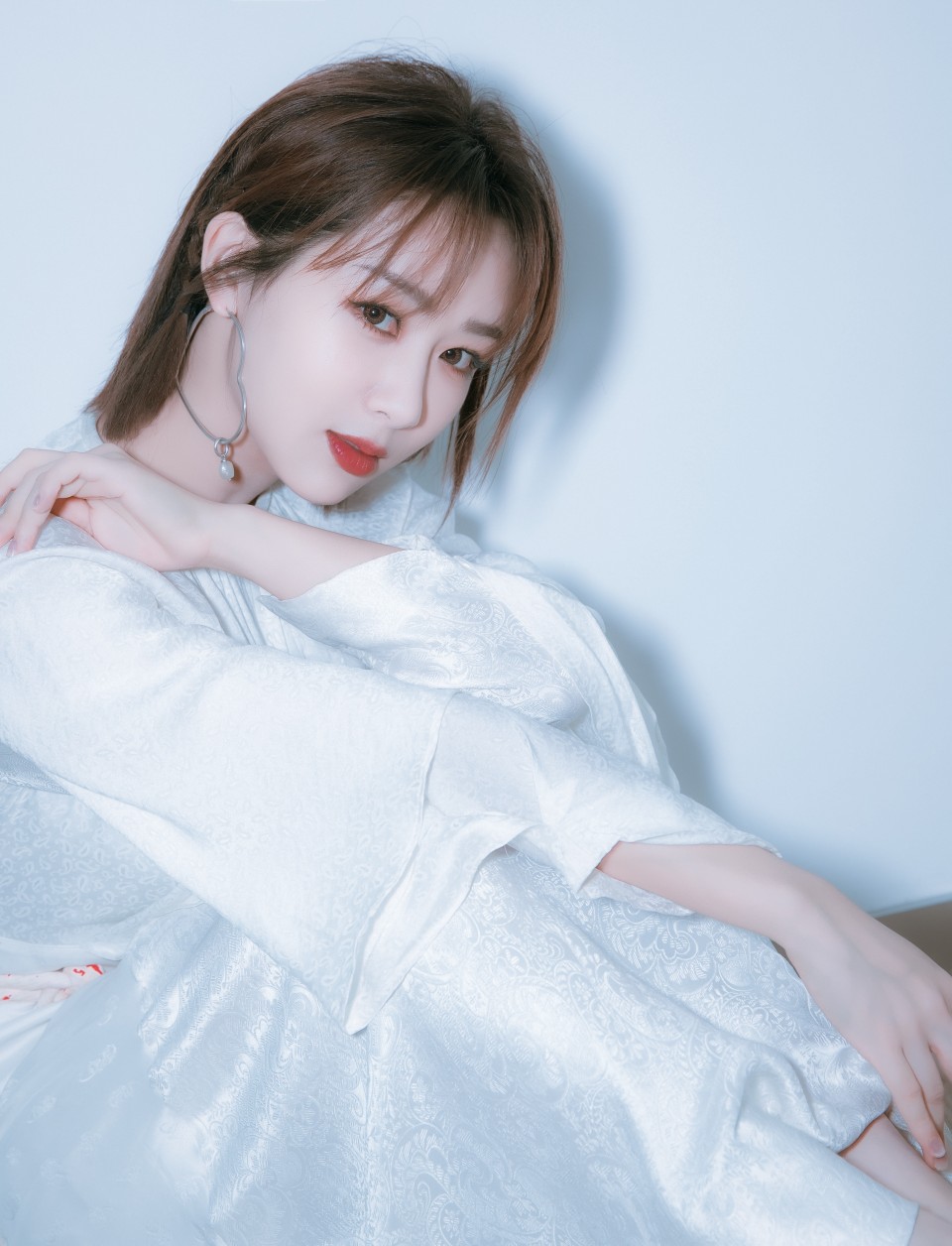 杨紫白礼裙cr水印侵删