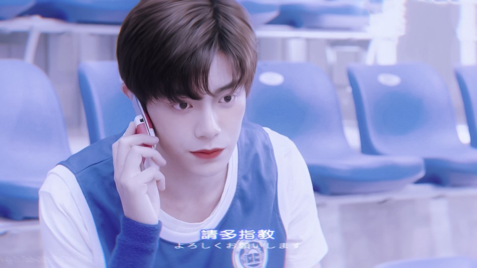 
“谁的青春不迷茫，直到遇见贺新凉。”
