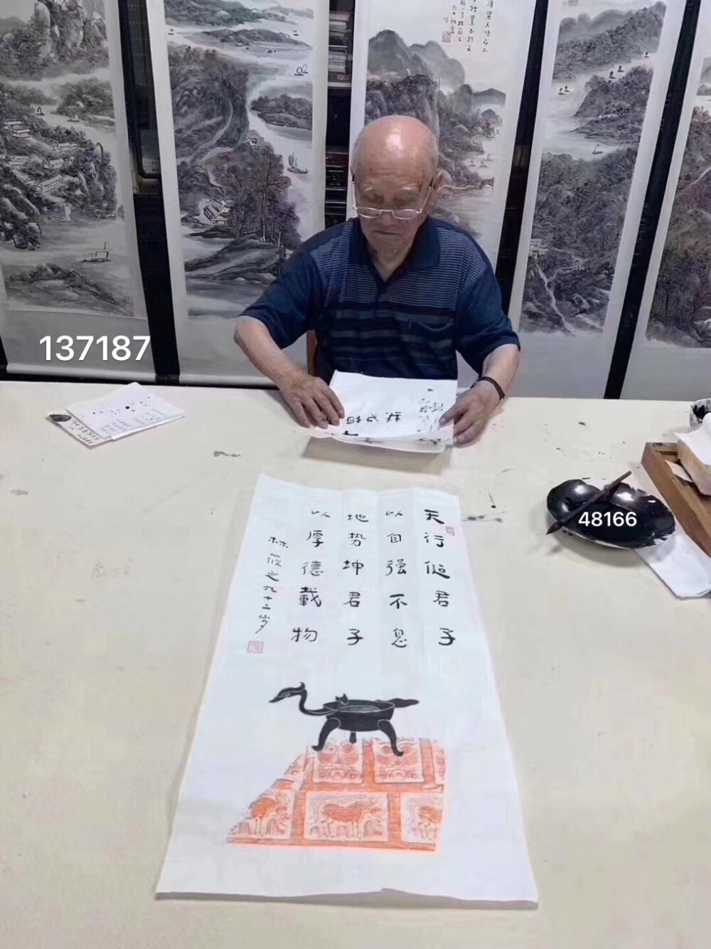 林莜之先生作品，其父乃书画大师当代草圣林散之先生。世称“当代唐伯虎”。筱之三岁识字，五岁从父学书画，得其教导和熏陶，其后师从当代水墨大家黄宾虹先生，经过60年的学习，画临黄子久、渐江、石涛诸家，书学王羲之、王献之、颜真卿、李北海，与乙瑛、曹全诸碑，均有涉猎，后书风颇似其父，气势平稳，书风秀逸，笔间苦藤，内含灵气。其执笔亦使“钩手”法，悬腕中锋，得其父遗韵，使人观之，确显一家风骨。13718748166