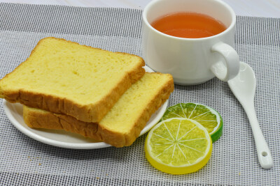 早餐 早饭 早点 膳食 饮食 主食 营养 丰盛 美味 食品 食物 吃 食用 搭配 生活 健康 食材 家人 营养丰富 膳食均衡 大理石背景 容器 瓷盘 瓷杯 杯子 茶杯 茶 鸡蛋 熟鸡蛋 煮鸡蛋 面包切片 樱桃 草莓 柠檬切片 黄色…