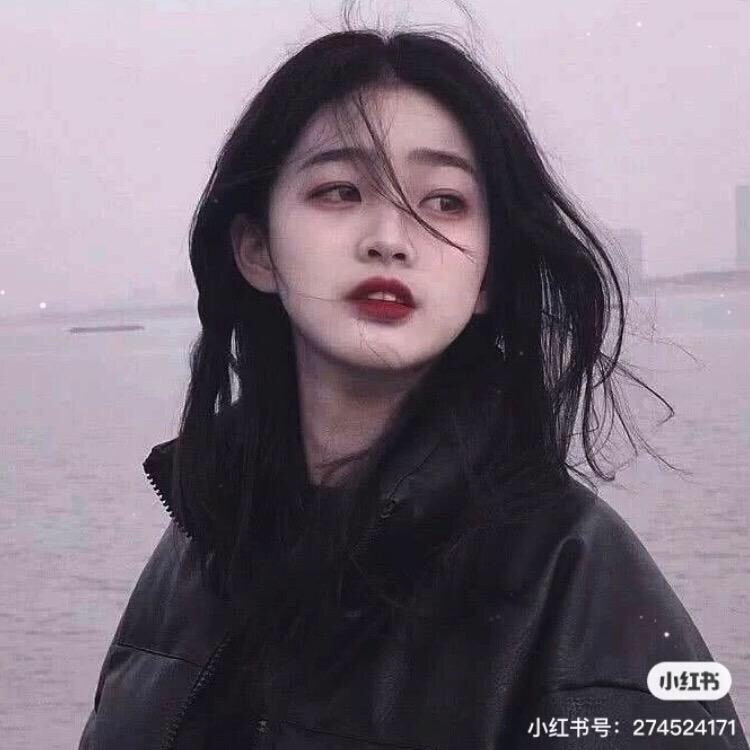 女头拿图关注