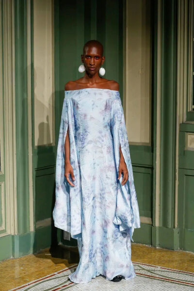 2019年秋冬到2020年秋冬的三个系列中，最让小编心动的是2020年春夏系列的作品“American Psycho meets the Romanovs”（美国精神病人遇见罗曼诺夫）。