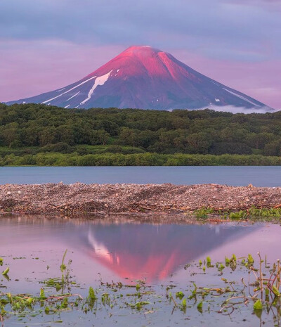 _
堪察加半岛黎明时分的扎尔巴奇克火山
By Denis Budkov ​​​