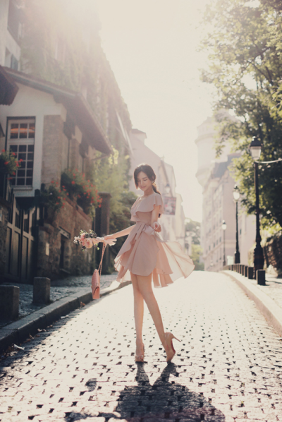 “没有可是！你怎么那么多可是！可是只有在这里你才不拒绝我不是吗？”黎尚正的问话让林予一不知如何回答，她想说是，在这里没有人认识他们，她也就不会刻意回避什么，也就可以坦然的接受他给予的一切，坦然的面对自…