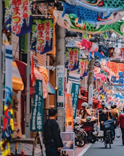 日本东京的鲤鱼旗与列车