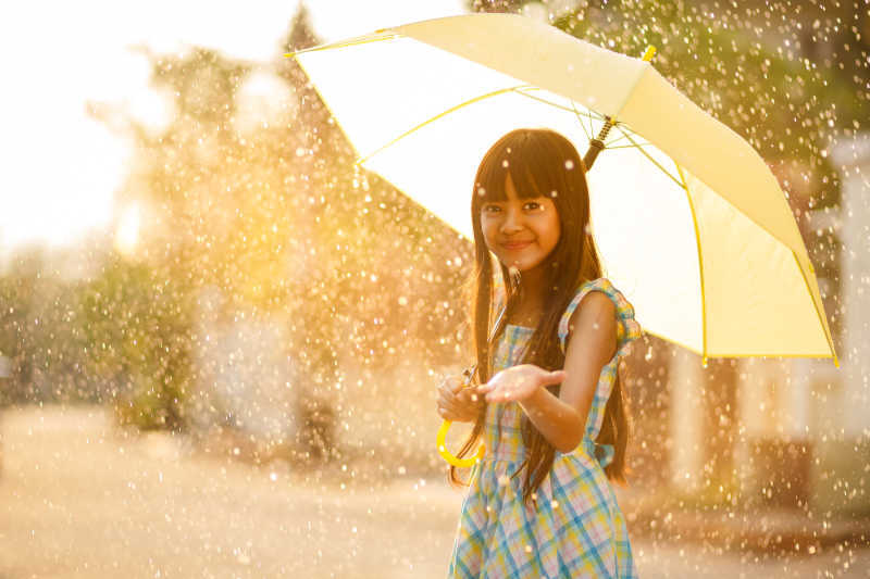 下雨天气与雨伞2-macw图库素材
超清原图下载：https://sc.macw.com/atlas/2878_1.html
下雨是一种自然景象，是地球上的水受到太阳光的照射后，就变成水蒸气被蒸发到空气中去了。水汽在高空遇到冷空气便凝聚成小水滴。这些小水滴都很小，直径只有0.01～0.02毫米，更多超清图片下载欢迎到macw.com！