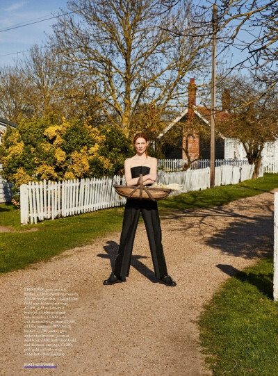 Harper's Bazaar UK July 2020. “GOLDEN HOUR”主题.英版芭莎的外景总是这么悠扬自在的感觉, 人景和谐而美好.
模特: Kristin Zakala.
摄影: Josh Shinner. ​​​