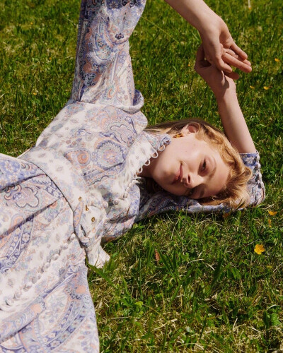 Zimmermann x MyTheresa Summer 2020. 夏日印花.
模特: Eliza Kallmann.
摄影: Patrick Houi. ​​​