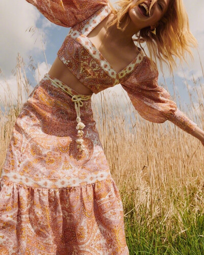 Zimmermann x MyTheresa Summer 2020. 夏日印花.
模特: Eliza Kallmann.
摄影: Patrick Houi. ​​​