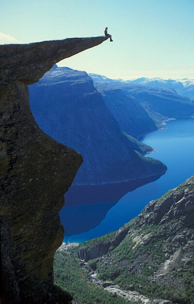 挪威，Trolltunga是一块“神奇”的岩石，被称为“巨魔的舌头”。