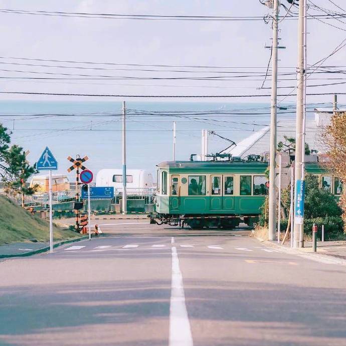 镰仓——神奈川县的一个临海的城市，一座有近千年历史的古城。镰仓兴建于公元12世纪。现在的镰仓是继京都、奈良后日本第三座知名的古都。平时，镰仓人流量比京都少很多，随时能发现有爱的小细节，适合用随意的慢节奏体会这座低调的小城