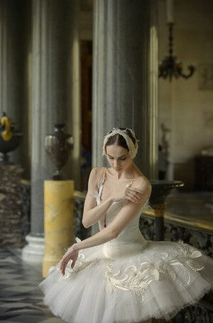 马林斯基剧院芭蕾舞演员
在卸妆的片刻
摄影Mark Olich
