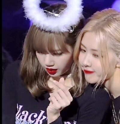 “肉肉靠近我了！快比个心”
Lisa×Rosé 小妤晴酱