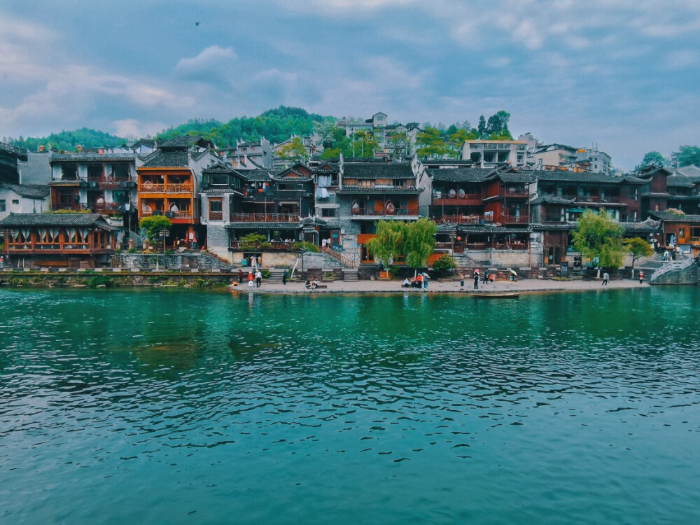 凤凰，北门古城楼、石板老街、风雨桥、沱江两岸的吊脚楼是这座城市的历史印记，清澈的沱江水缓缓从古城中间穿过，踏着石墩从沱江上走过，感受清凉一夏；夜晚，寻一处临江酒吧，看着两岸灯光倒映在江面，听着歌，喝着酒，慢慢欣赏这美丽的夜景！