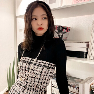 金智妮JENNIE©®许念酥。
不知道哪组好看就都发了。