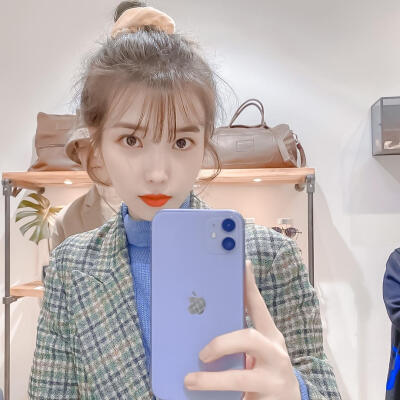 李知恩 IU
cr:潮溯