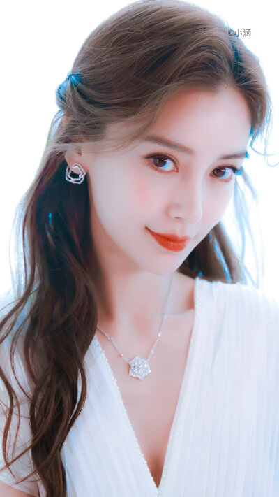 杨颖（Angelababy），1989年2月28日出生于上海市，华语影视女演员、时尚模特。2003年，Angelababy以模特身份在香港出道。2007年，她开始将工作重心转向大银幕。2011年在爱情片《夏日乐悠悠》中首次担任女主角。2012…