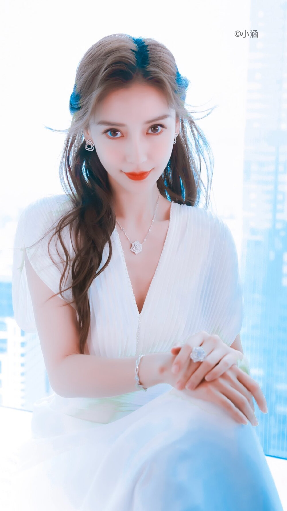 杨颖（Angelababy），1989年2月28日出生于上海市，华语影视女演员、时尚模特。2003年，Angelababy以模特身份在香港出道。2007年，她开始将工作重心转向大银幕。2011年在爱情片《夏日乐悠悠》中首次担任女主角。2012年凭借言情片《第一次》获得第13届华语电影传媒大奖最受瞩目女演员奖。2014年凭借真人秀《奔跑吧兄弟》赢得广泛关注；同年，她还因出演古装片《狄仁杰之神都龙王》获得第21届北京大学生电影节最受欢迎女演员奖。2015年，其主演的冒险片《鬼吹灯之寻龙诀》票房突破16亿人民币，而她也凭借该片获得第33届大众电影百花奖最佳女配角奖。2017年其主演的古装剧《孤芳不自赏》取得全国同时段电视剧收视冠军。创业时代。