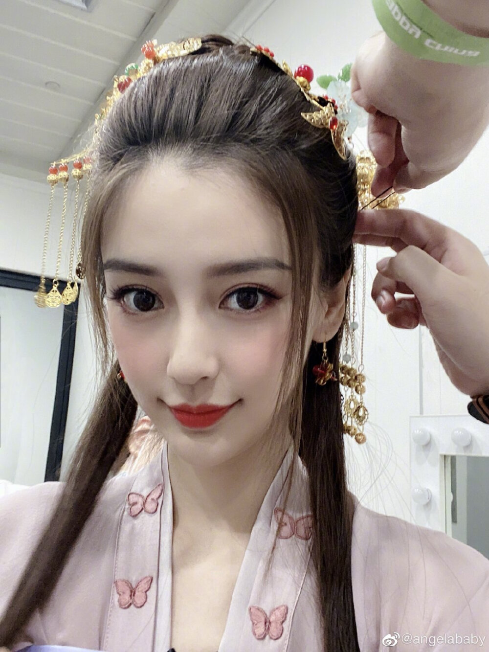 杨颖（Angelababy），1989年2月28日出生于上海市，华语影视女演员、时尚模特。2003年，Angelababy以模特身份在香港出道。2007年，她开始将工作重心转向大银幕。2011年在爱情片《夏日乐悠悠》中首次担任女主角。2012年凭借言情片《第一次》获得第13届华语电影传媒大奖最受瞩目女演员奖。2014年凭借真人秀《奔跑吧兄弟》赢得广泛关注；同年，她还因出演古装片《狄仁杰之神都龙王》获得第21届北京大学生电影节最受欢迎女演员奖。2015年，其主演的冒险片《鬼吹灯之寻龙诀》票房突破16亿人民币，而她也凭借该片获得第33届大众电影百花奖最佳女配角奖。2017年其主演的古装剧《孤芳不自赏》取得全国同时段电视剧收视冠军。创业时代。