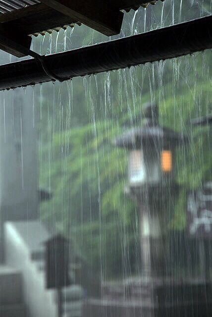 下雨寺庙屋檐