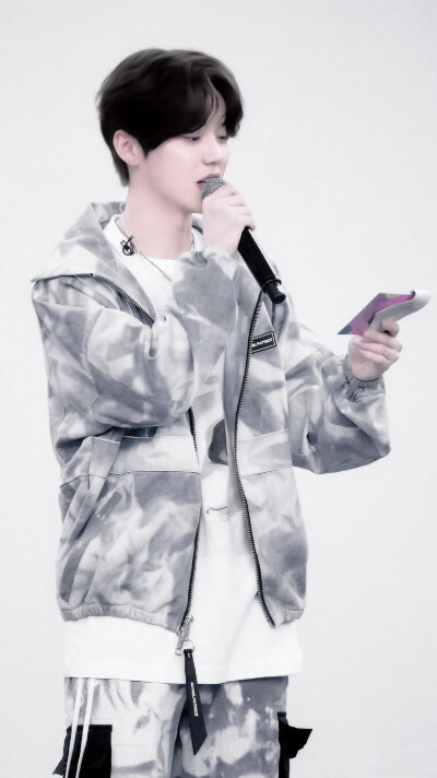 
“他的心是百鸟鸣唱风清日朗一片净土，是打开一丝缝隙便能照亮整片天的桃花源。”
