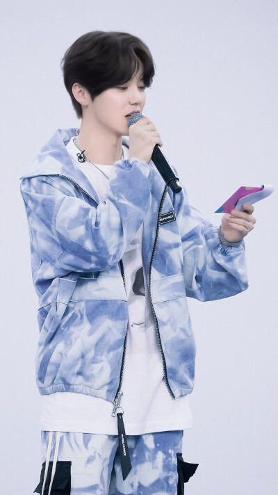 
“他的心是百鸟鸣唱风清日朗一片净土，是打开一丝缝隙便能照亮整片天的桃花源。”
