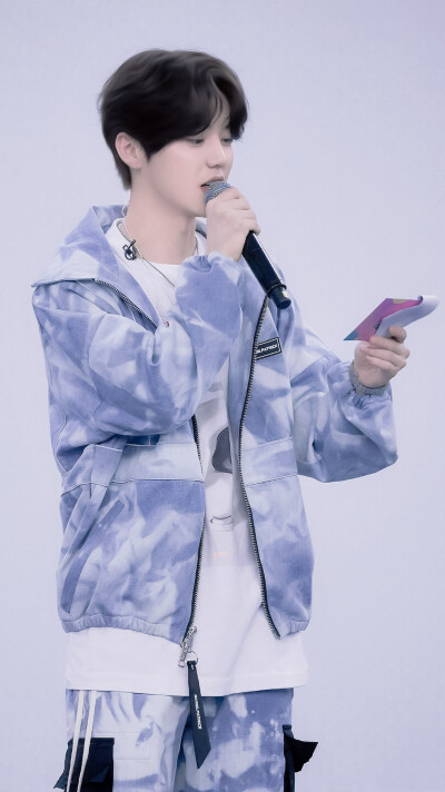 
“他的心是百鸟鸣唱风清日朗一片净土，是打开一丝缝隙便能照亮整片天的桃花源。”
