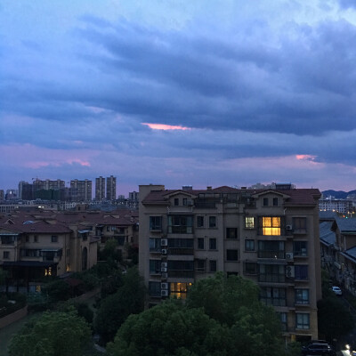 夏日的风雨总是吹皱城市的喧嚣